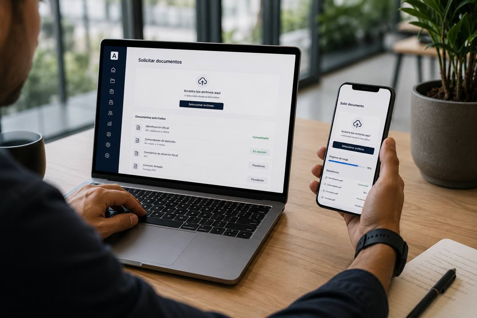 Persona cargando documentos desde cualquier dispositivo